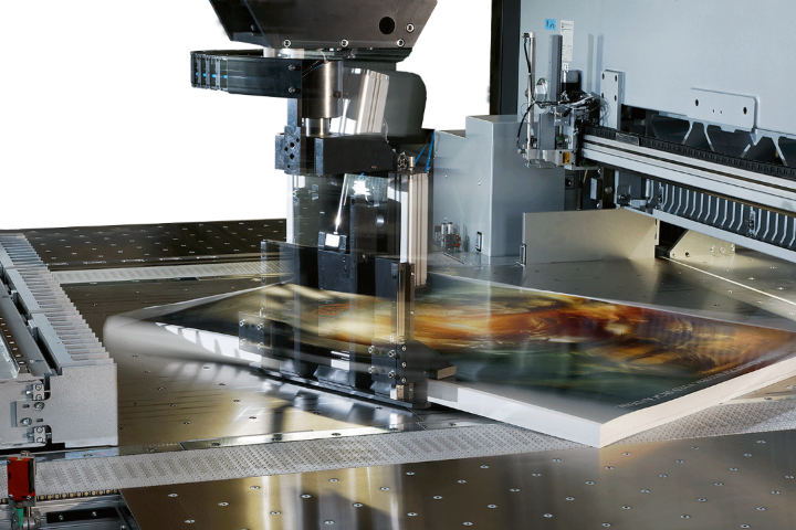 Perfecta BDG automatic positioning system in action, aligning printed sheets with precision on industrial cutting platform
