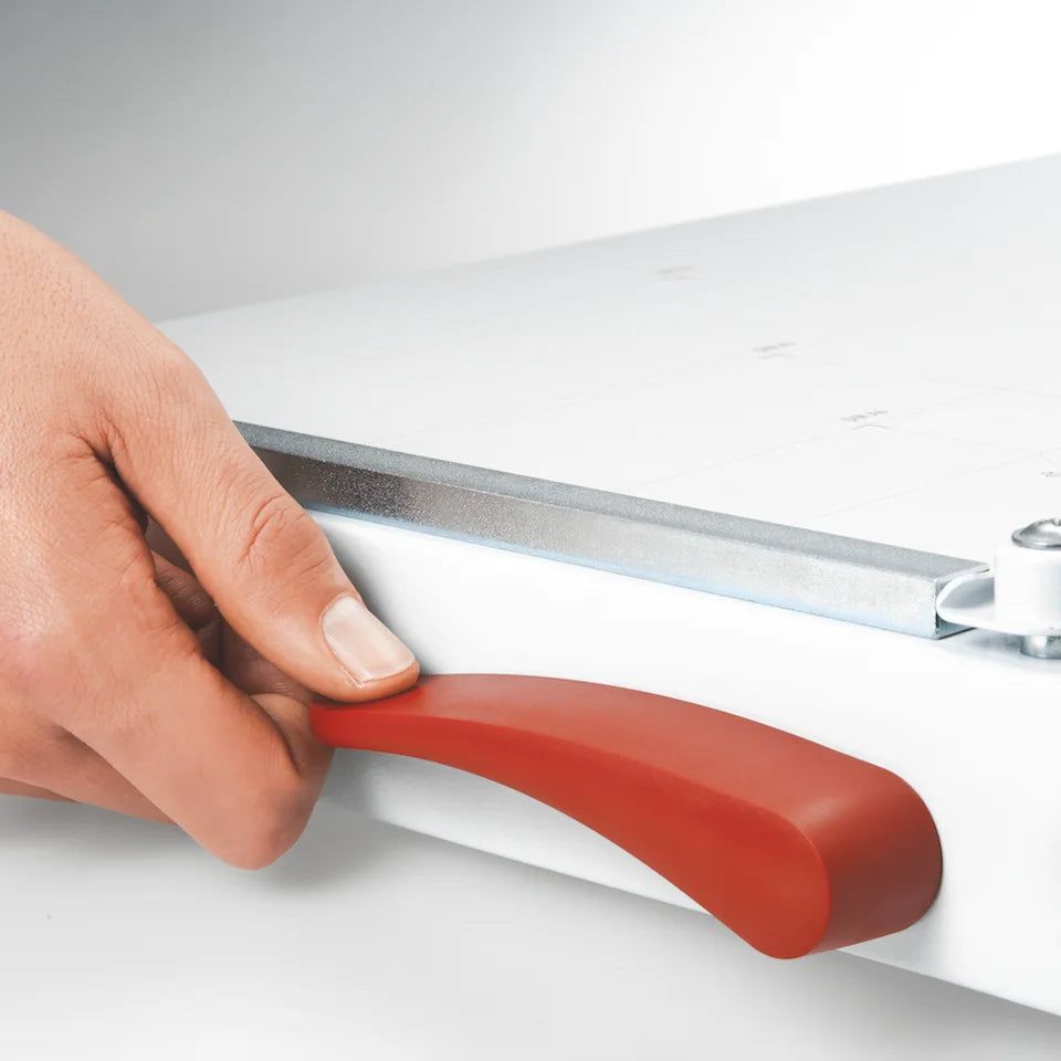 The convenient “Easy Lift” release lever raises the automatic clamp post-cutting for easy paper removal.