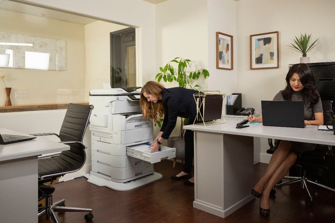 WF-C878R Office Lifestyle Image 1